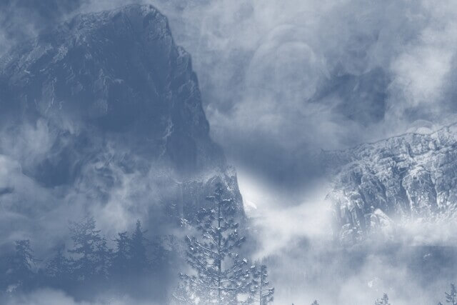 青い霧の山の写真